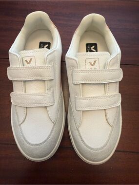Veja Size 4 Youth New Without Box